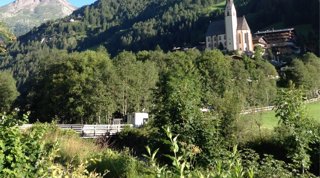 Cute little town in the mountains of Austria🇦🇹