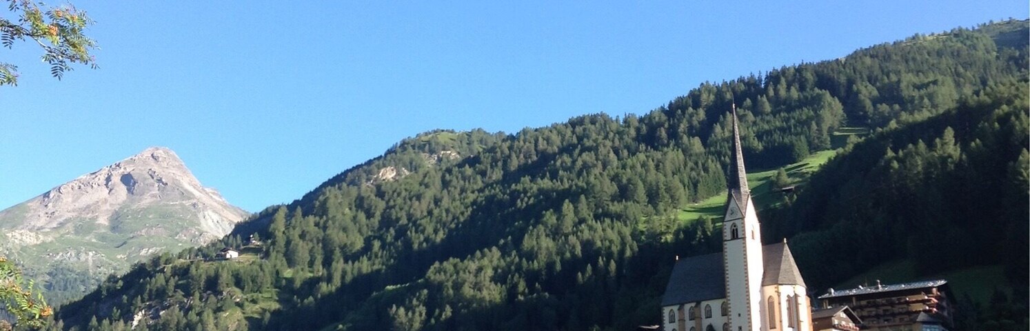 Cute little town in the mountains of Austria🇦🇹