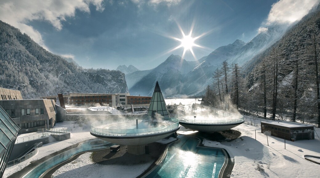 Obergurgl que incluye nieve, un hotel de lujo o resort y montañas