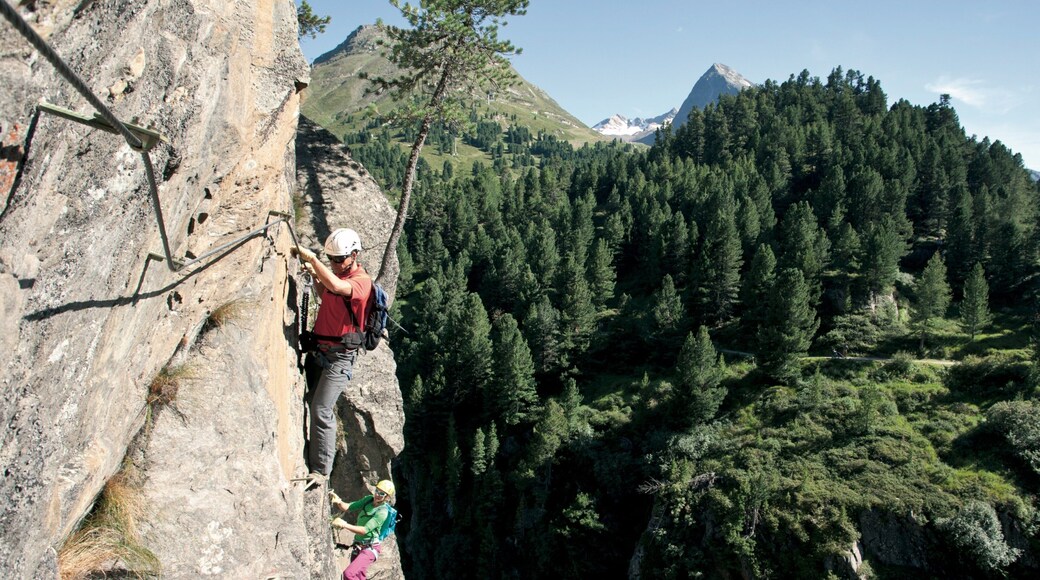 Obergurgl ofreciendo escalada y también un pequeño grupo de personas