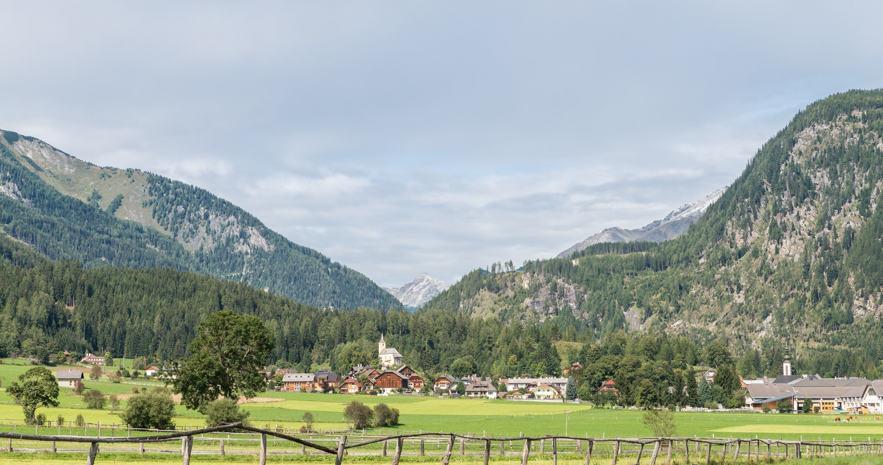 Panorama Blick auf die Täler und Berge im Lungau, Österreich
