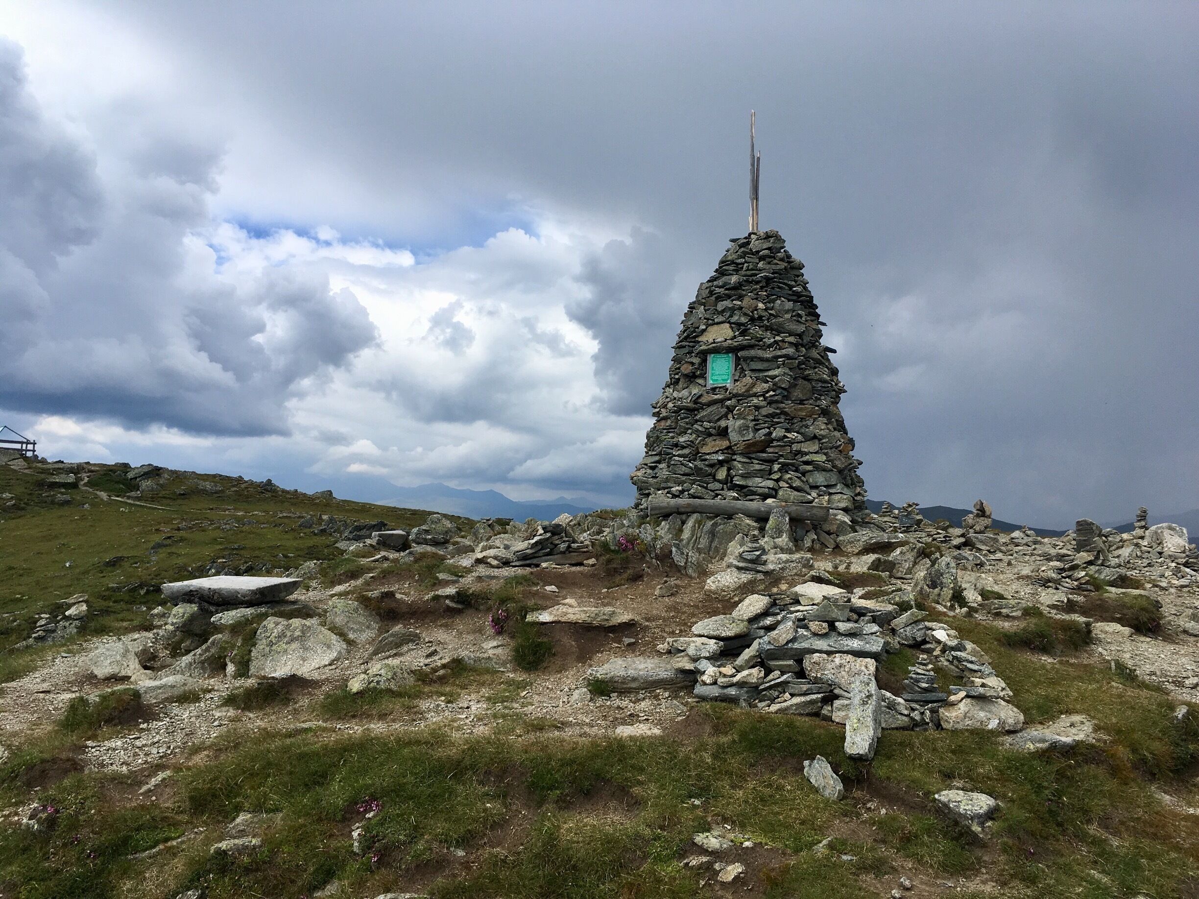 “ s' Stana Mandl “. Ancestors from our community were Magnesitbruch" on the northern side of the Millstätter Alpe as mountain miners busy until the fifties there was noiel Verkehrsverbindung.So the workers had to walk in any weather (summer and winter) on the Alpe The food for the whole week and the work clothes were carried in the backpack.To keep the orientation in bad weather fog, snow driving udgl.), they have built prominent points stone pyramids.People popularly call them s' Stana Mandl "- the male of stalks The" Stana Mandl "on this rest and observation deck at 2,063 m above sea level was built for the Dorl community Lammersdorf 8. Jull 2000