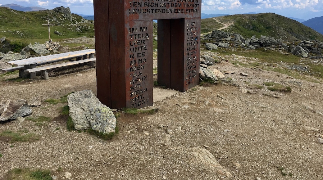Starting point: Alexanderhütte 1.786 HM (transfer to the Schwaigerhütte with lake and mountain taxi) Route: via Millstätter Hütte, past the Kamplnock over the Grüne Törl to the Granattor Difficulty: easy to moderate (suitable for pushchairs up to the Millstätter Hütte) End: Granattor - 2.066 HM (transfer from Lammersdorfer Hütte with lake and mountain taxi) Length: 6.5 km (Path of Love, Sentiero dell Amore.), Total length: 7.5 km Duration: 3 hours incl. breaks (Path of Love, Sentiero dell Amore.) , Total duration: 4.5 hrs. Altitude difference: 275 m (Path of Love, Sentiero dell Amore.), Total altitude: 400 m
THE WAY OF LOVE. When Alexander Pupovac, court and court advocate in Vienna, fell in love with the young widow Rainer from Millstatt around 1900, he acquired with the later marriage also at that time, couples had little opportunity to show their feelings for each other - and certainly not in public. What's the craziest thing you've ever done for love? "This is a question Wanderer pauses at the Alexander Hut today, pointing to the path of love that begins here." Seven books filled with poems, quotes, and aphorisms. " Provide assistance in response to interpersonal feelings, as well as clinging to paths whose inclusions glimmer out of the mother rock like red buttons - all indications that the interior of the Millstätter Alpe holds the largest alpine garnets.