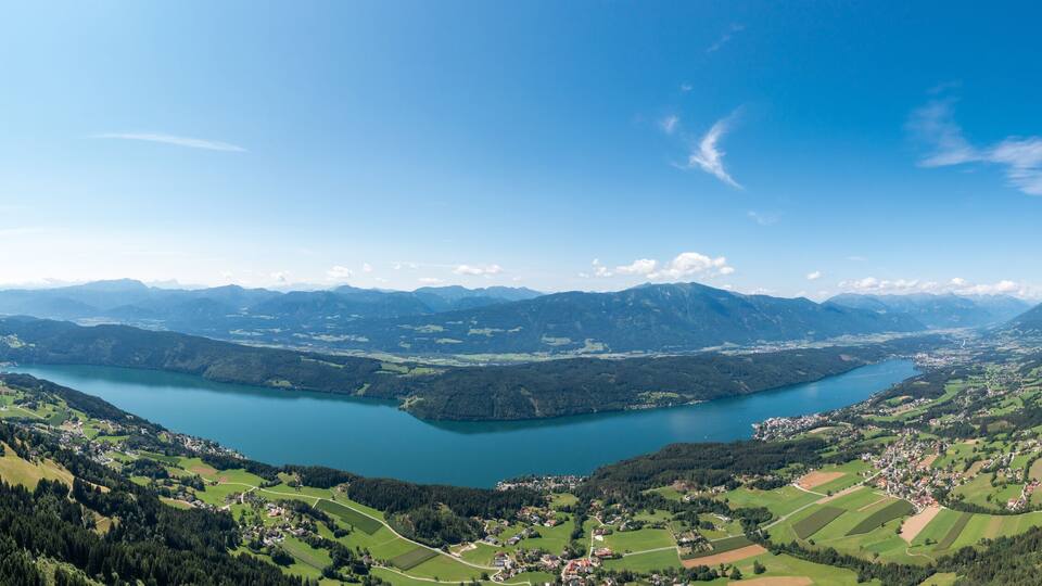 Millstätter See in Kärnten. Panorama vom See im Drautal in Österreich.