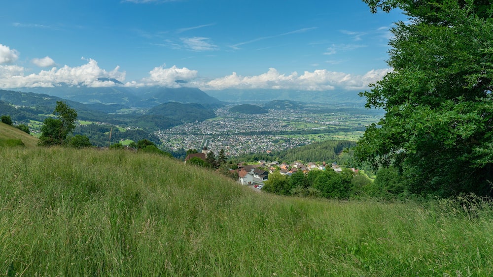 Panorama vom Rheintal bei Feldkirch, Rankweil und Dafins. sonnige Aussicht ĂŒber TĂ€ler, HĂŒgel und Berge, Wiesen und WĂ€lder, Dörfer und Stadt. Sommer in Vorarlberg