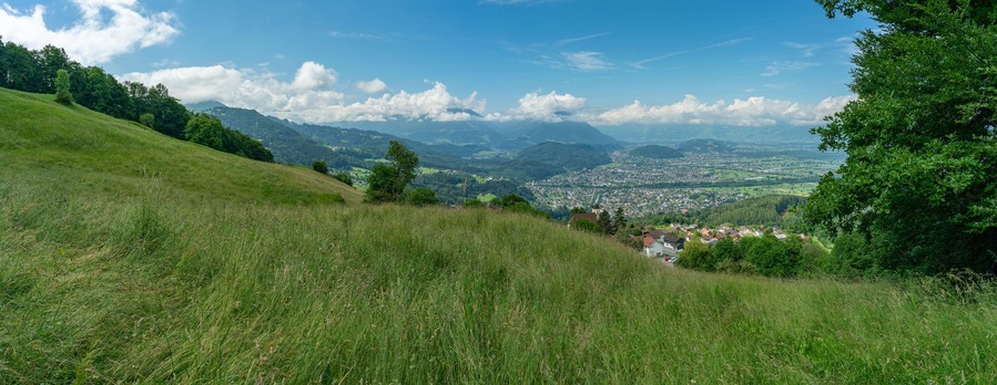 Panorama vom Rheintal bei Feldkirch, Rankweil und Dafins. sonnige Aussicht über Täler, Hügel und Berge, Wiesen und Wälder, Dörfer und Stadt. Sommer in Vorarlberg