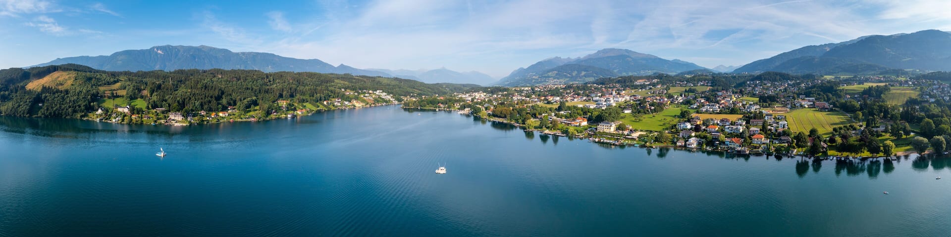 Sommertag am Millstätter See in Kärnten. Luftaufnahme der Tourismusregion im Süden von Österreich.