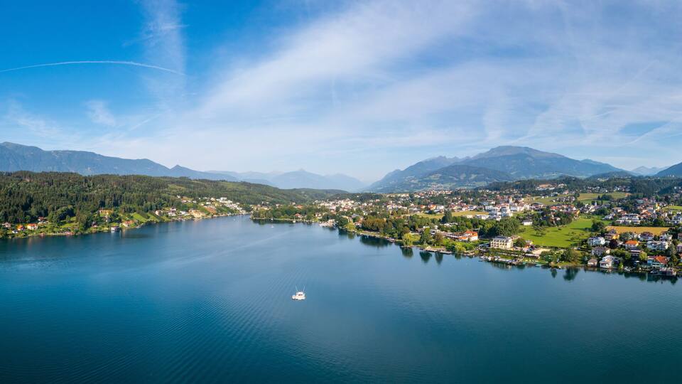 Sommertag am Millstätter See in Kärnten. Luftaufnahme der Tourismusregion im Süden von Österreich.