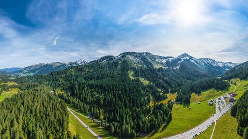 Herbstlicher Ausblick auf das Schwarzwassertal am Hohen Ifen in Vorarlberg