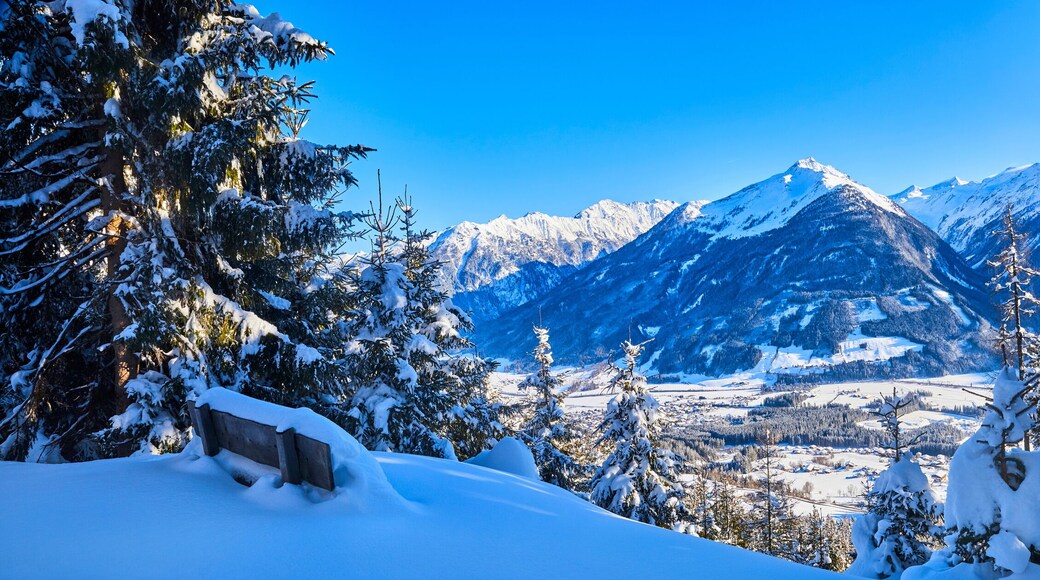 Schöner Panoramablick ins Tal, bei Neukirchen am Großvenediger im Salzburger Land, Österreich.
