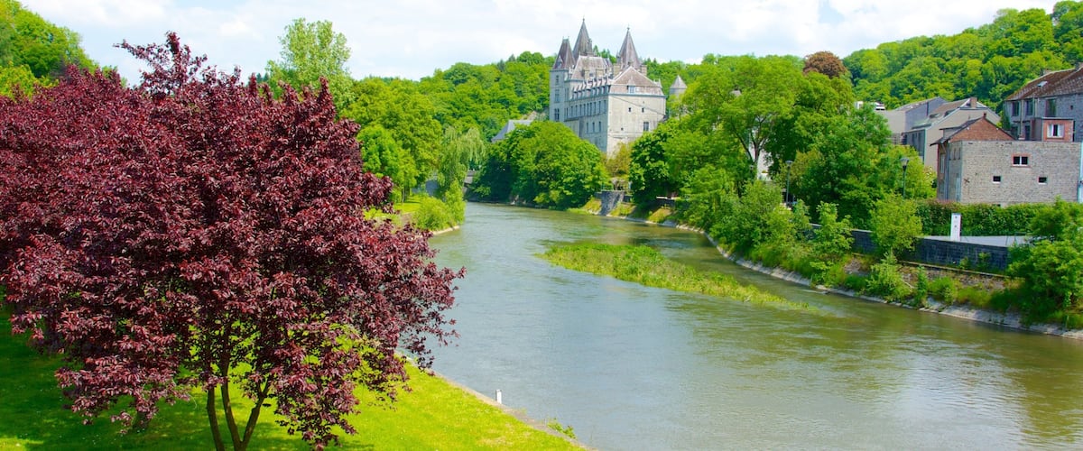 Durbuy toont een tuin en een rivier of beek