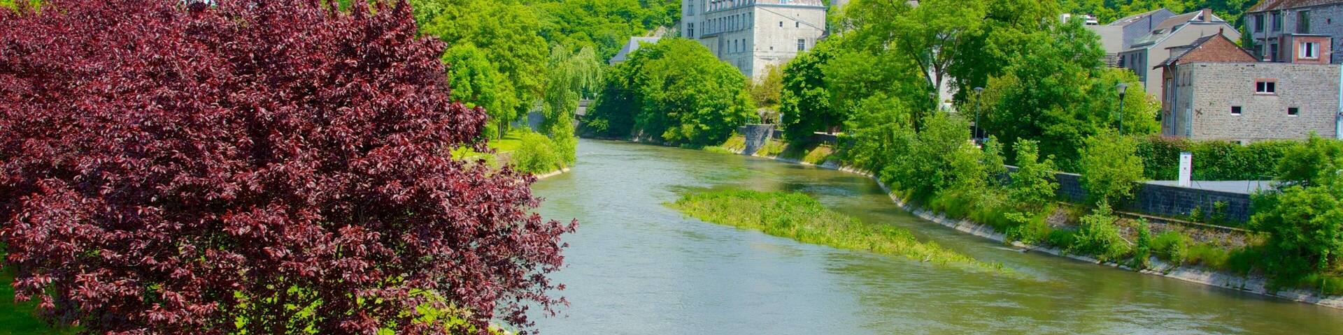 Durbuy mostrando um rio ou córrego e um parque