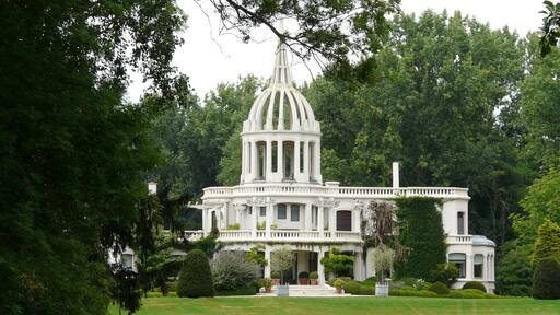 Het Elzenwallekasteel is een kasteel gelegen langs de Kemmelseweg in Voormezele, een deelgemeente van Ieper.