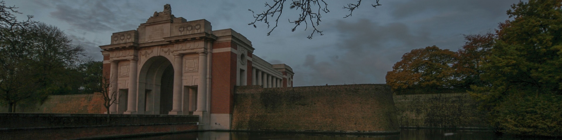 The Menin Gate, Leper "Ypres" designed by Lutyens.
Inscribed on it's walls are the names of over 54.000 soldiers , who have no known grave.
#OnTheRoad