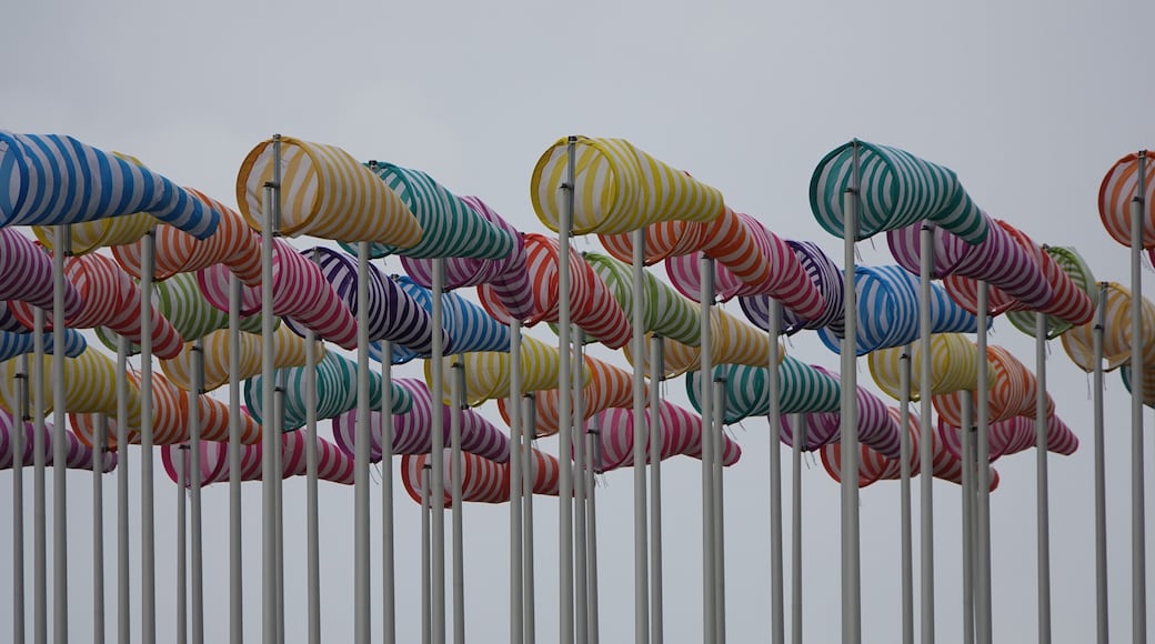 Walking from Newport beach to the town of Newport !