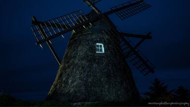 Another great evening on my mini road trip together with @pfeffer.emma. This time visiting the 150 year old heather-clad windmill at Groennestrand in Jutland after sunset.
Some backlight from our car and a bit of light painting with a light torch made this photo 😃
#windmill #lightpainting #backlight #fun #nightphotography #longexposure