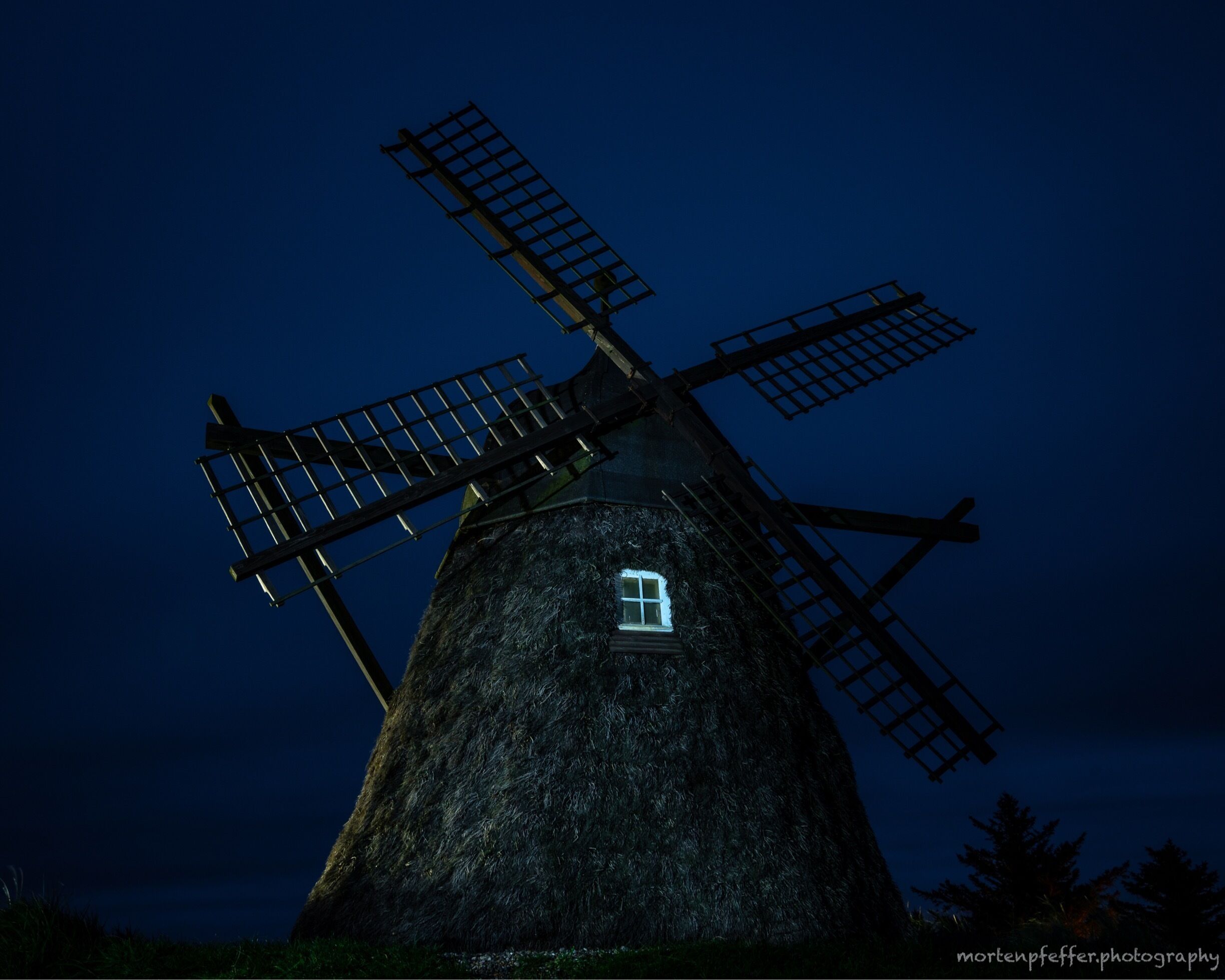 Another great evening on my mini road trip together with @pfeffer.emma. This time visiting the 150 year old heather-clad windmill at Groennestrand in Jutland after sunset. 
Some backlight from our car and a bit of light painting with a light torch made this photo 😃
#windmill #lightpainting #backlight #fun #nightphotography #longexposure