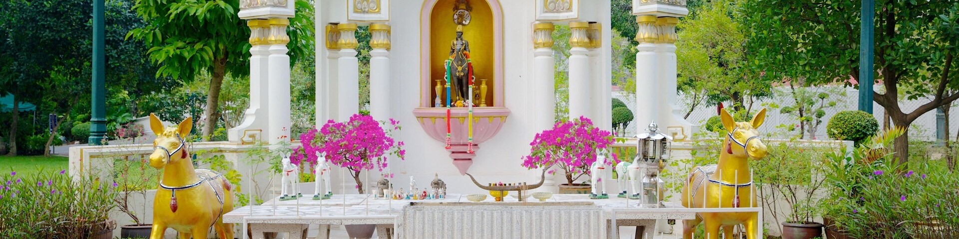 Vimanmek Palace featuring religious aspects, heritage architecture and a garden