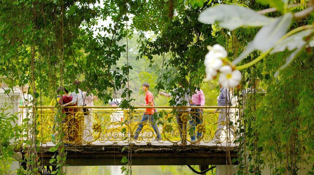 Vimanmek-palasset som inkluderer innsjø, historisk arkitektur og park