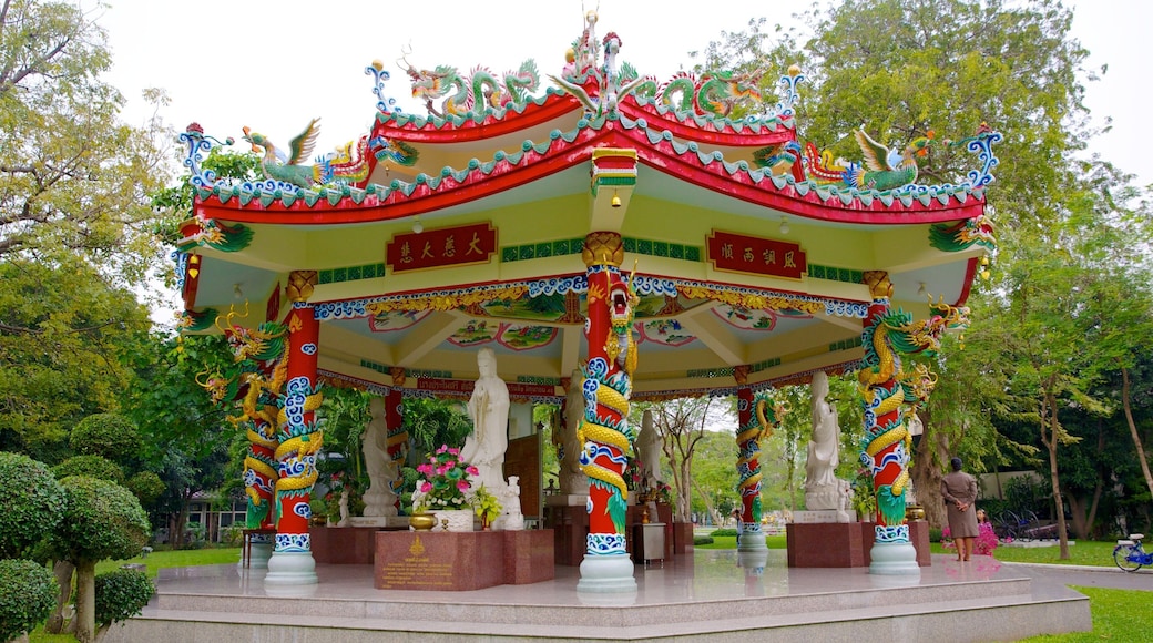 Vimanmek Palace showing a statue or sculpture, heritage architecture and outdoor art