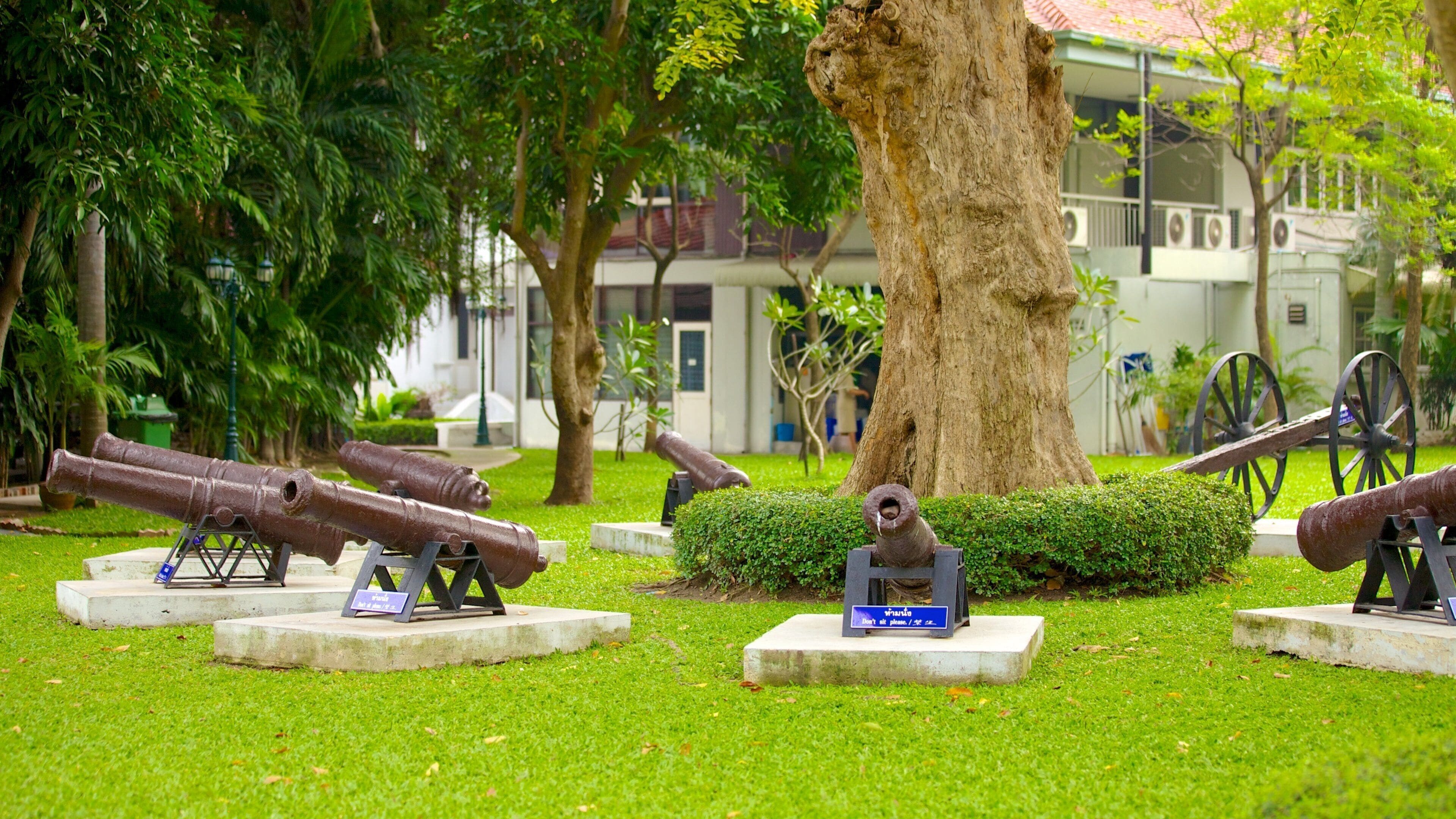 Palais Vimanmek montrant château ou palais, articles militaires et panoramas