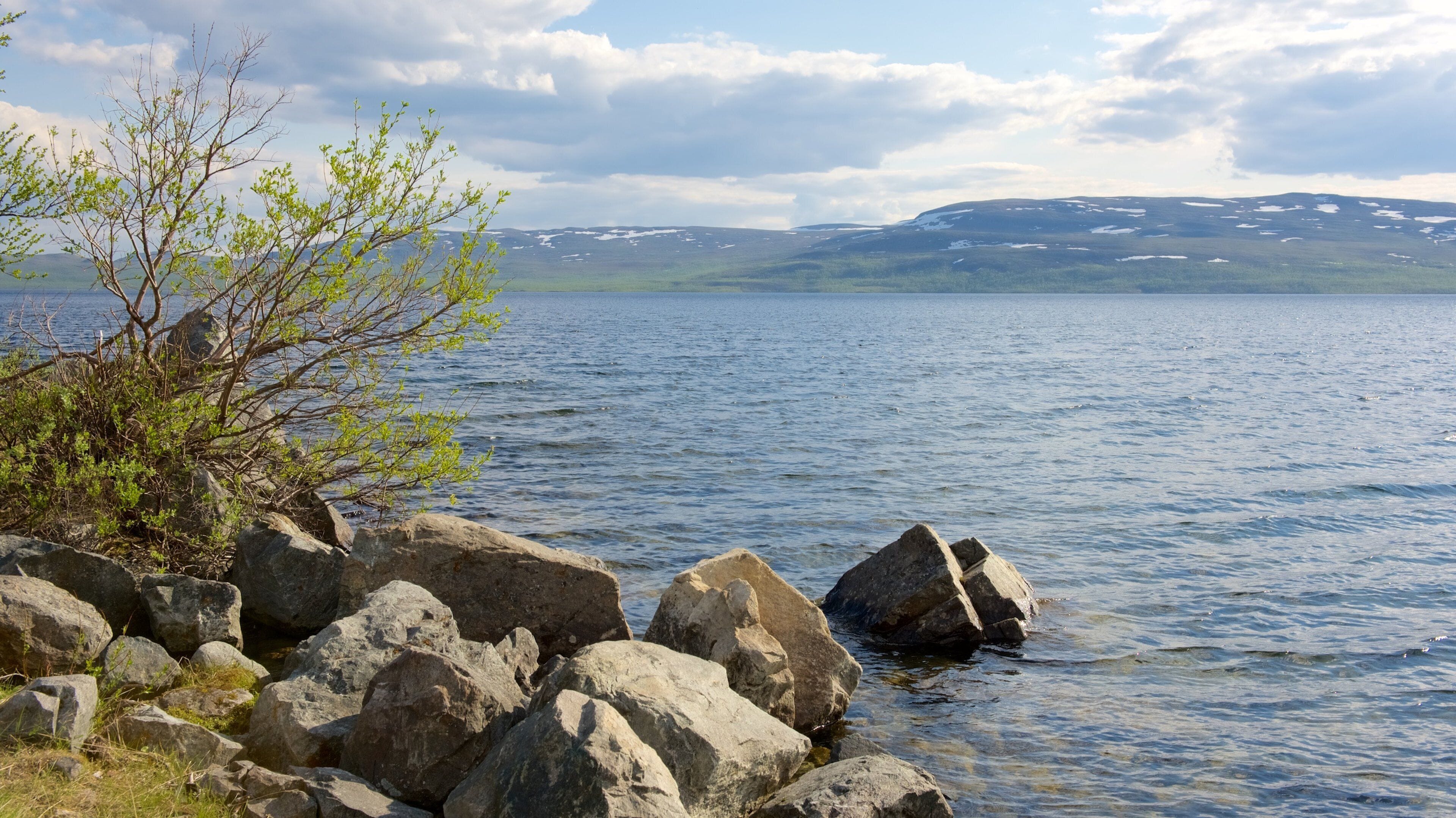 Kilpisjarvi joka esittää maisemat ja joki tai puro
