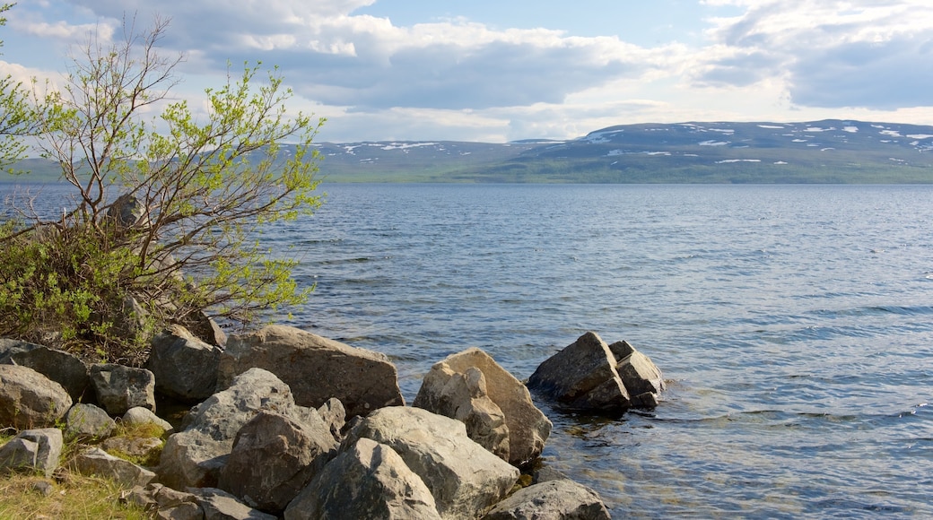 Kilpisjarvi joka esittää maisemat ja joki tai puro
