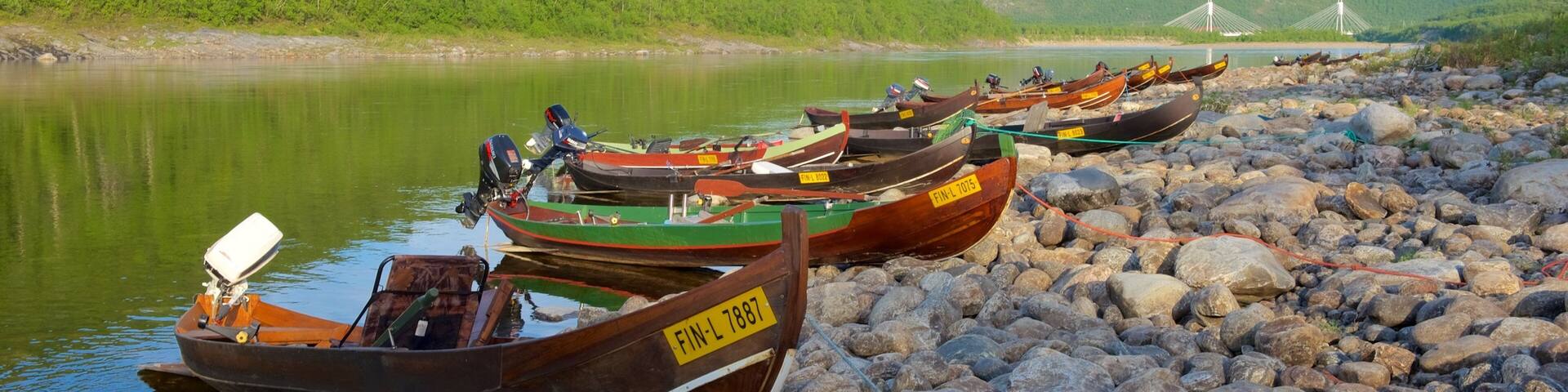 Utsjoki mit einem Bootfahren, Fluss oder Bach und ruhige Szenerie