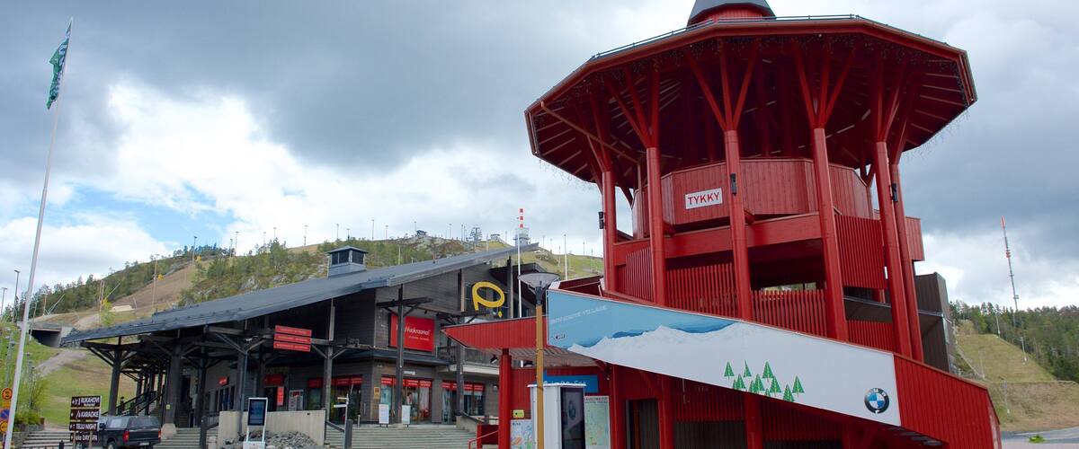 Rukatunturi que incluye imágenes de calles, un hotel y una pequeña ciudad o aldea