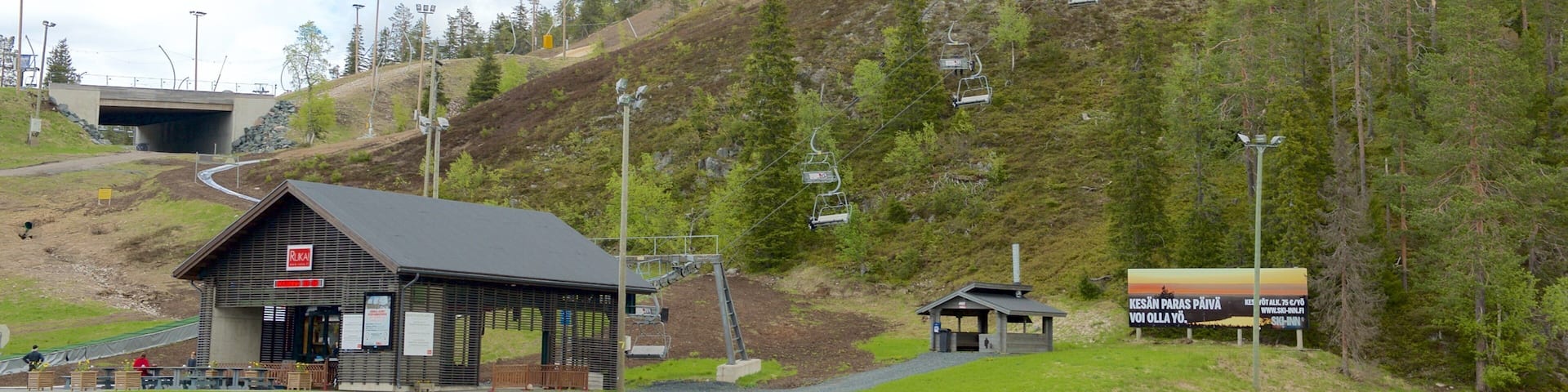 Rukatunturi showing a gondola, a lake or waterhole and mountains