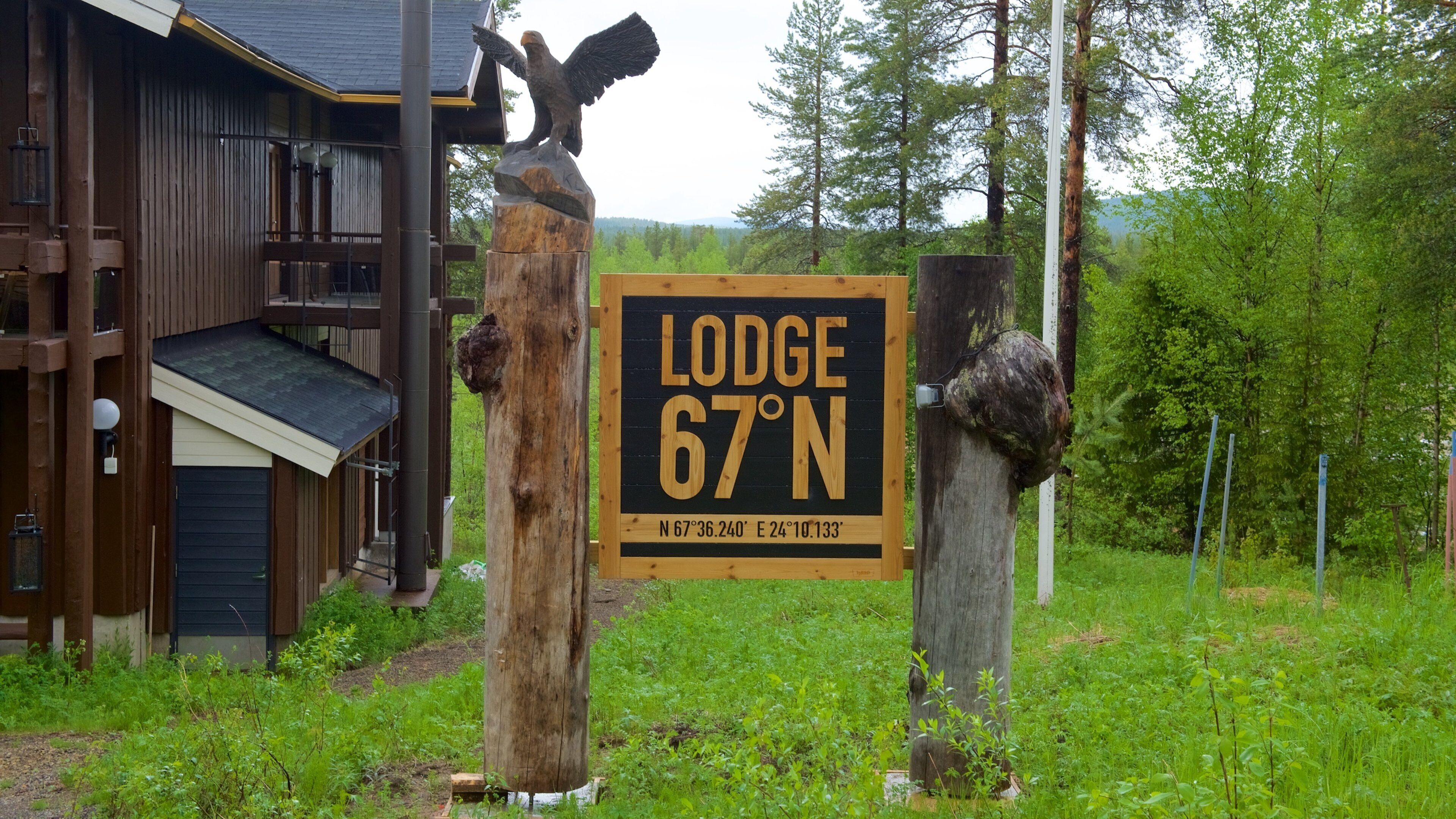 Akaslompolo which includes tranquil scenes, signage and a house