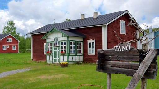 Äkäslompolo som inkluderer liten by eller landsby, skilt og hus