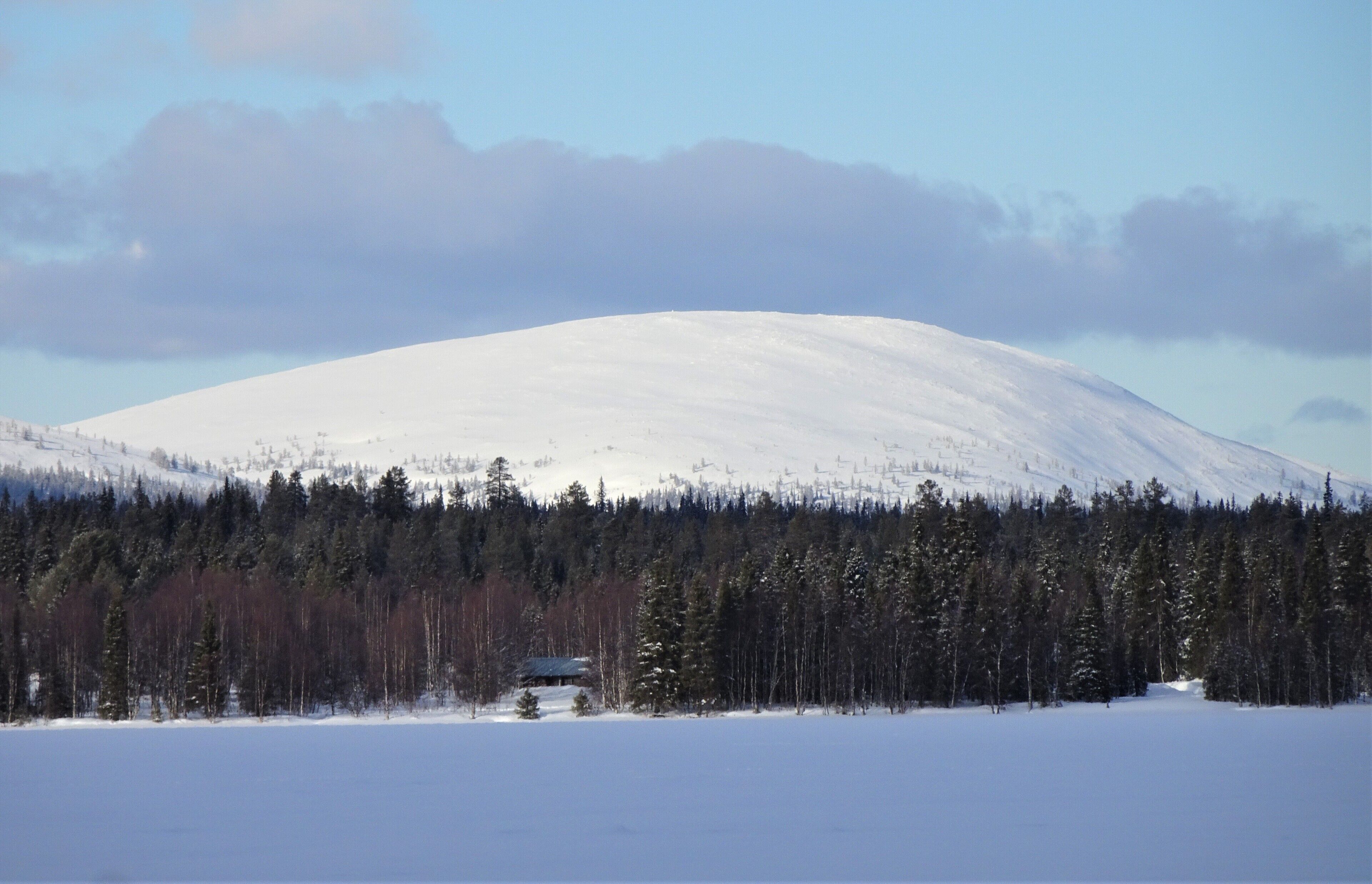 The Yllas winter sports area consists of 7 mountains and 2 villages, Äkäslompolo and Yllasjarvi. There are 43 ski slopes and 29 lifts. The longest ski slope is 3 kilometres. The areas has also a cross-country network of more than 300 km.  #Nature