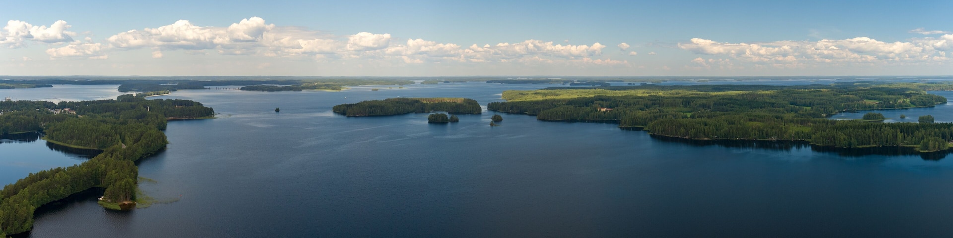 Una extensa masa de agua rodeada de islas boscosas.