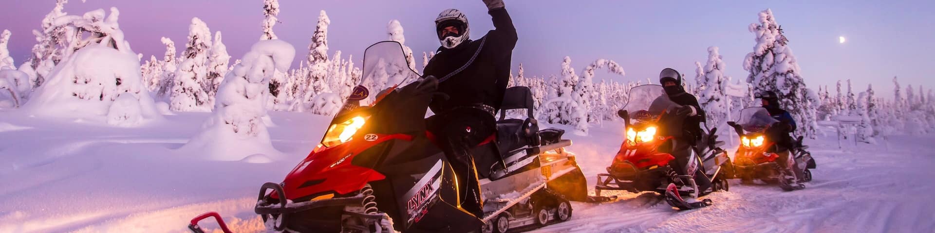 Salla presenterar snö, en solnedgÄng och snowmobiling