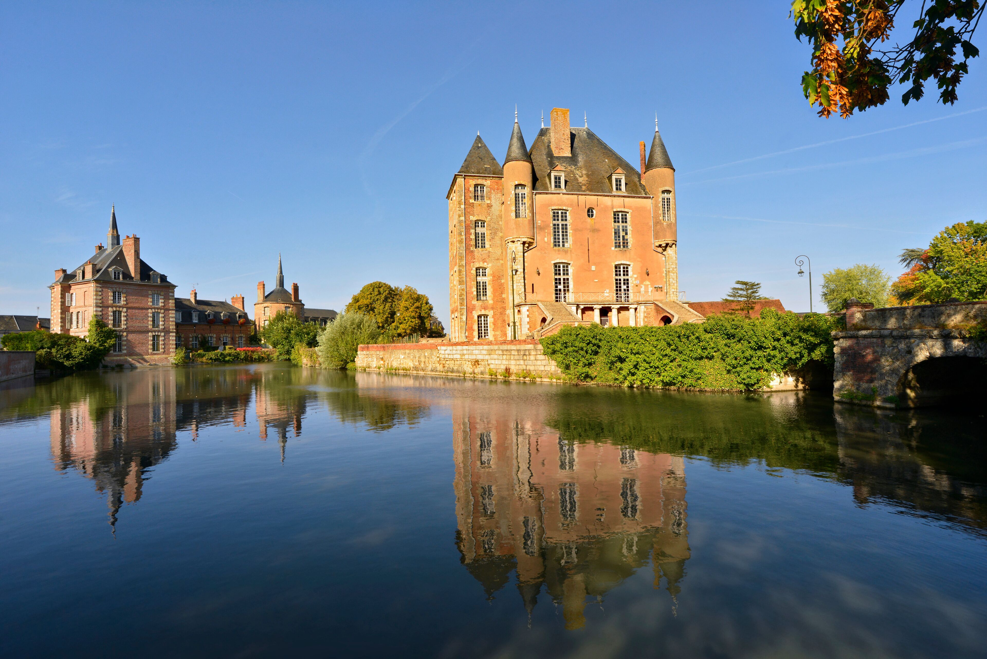 Château de Bellegarde (45270) et ses reflets, département du Loiret en région Centre-Val-de-Loire, France