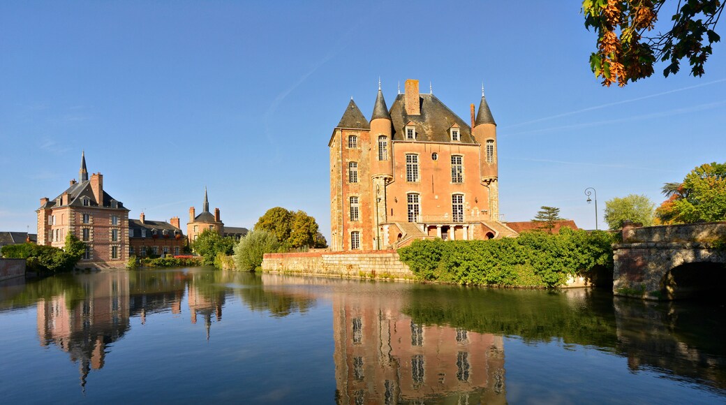 Château de Bellegarde (45270) et ses reflets, département du Loiret en région Centre-Val-de-Loire, France