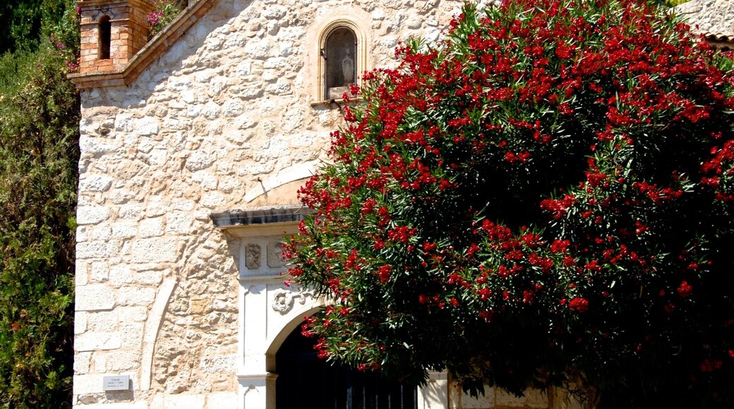 Dedicated to the patron saint of Saint-Paul's countryside. Mentioned from the 15th century, when VIP guests were greeted by village officials on the square in front of the chapel.
Climb Chemin Sainte Claire to the left of the chapel until reaching Chapelle Saint-Charles-Saint-Claude.