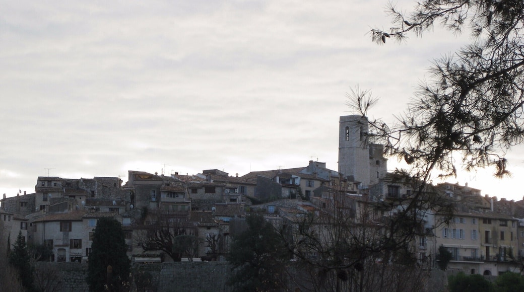 Hilltop, walled town outside of Nice with narrow streets and many art shops.
-2015