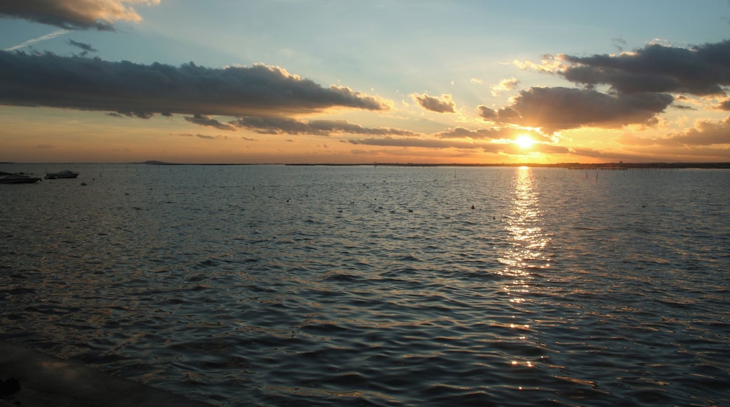 Balaruc-les-Bains (Hérault) - coucher de soleil sur l'étang de Thau. Au loin, le Mont Saint-Loup d'Agde et Mèze.