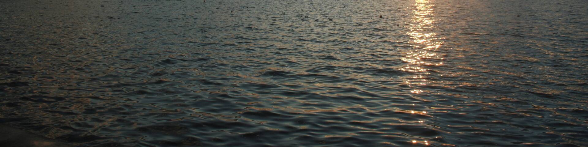 Balaruc-les-Bains (Hérault) - coucher de soleil sur l'étang de Thau. Au loin, le Mont Saint-Loup d'Agde et Mèze.