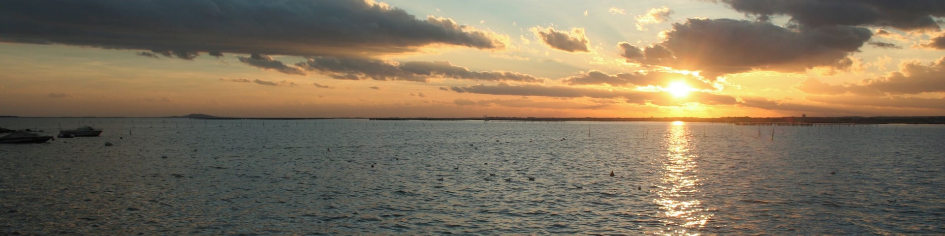 Balaruc-les-Bains (Hérault) - coucher de soleil sur l'étang de Thau. Au loin, le Mont Saint-Loup d'Agde et Mèze.