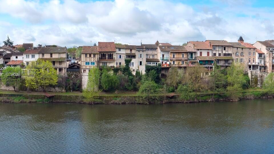 Picturesque old houses above the Lot River in the centre of Villeneuve-sur-Lot, Lot-et-Garonne, France
