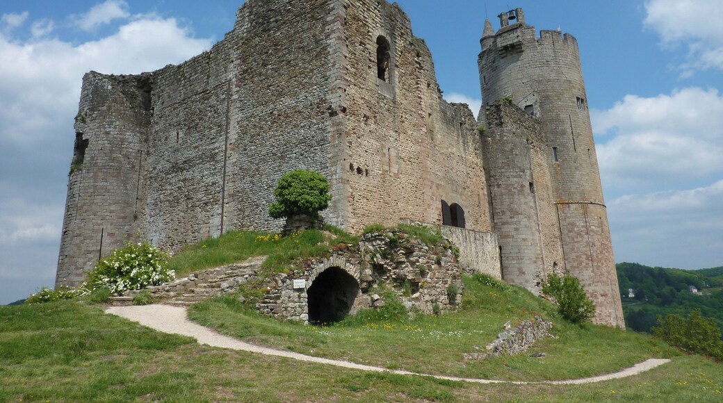 Najac Castle - Hilltop Ruin - Looking up at the Keep!