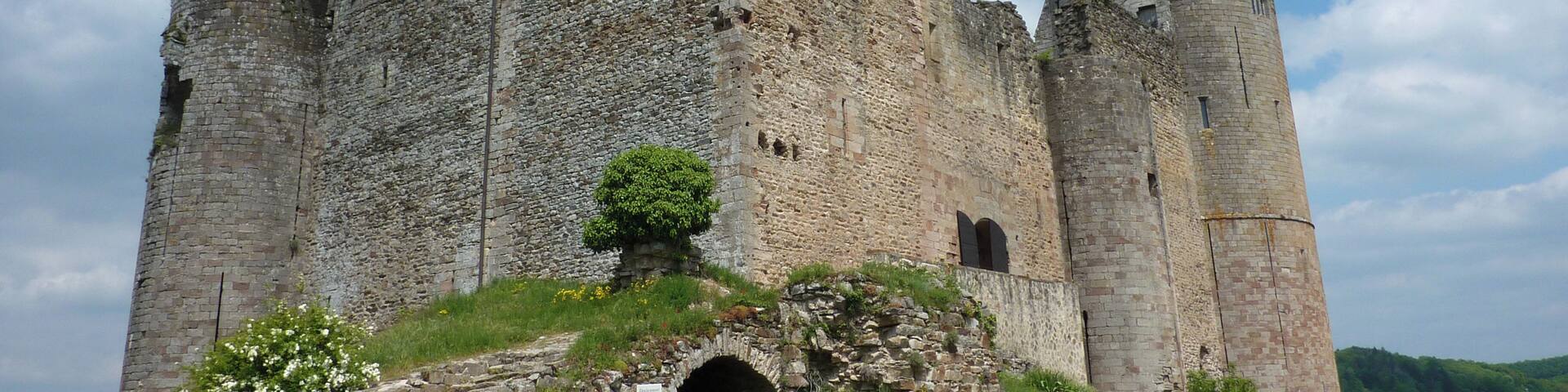 Najac Castle - Hilltop Ruin - Looking up at the Keep!