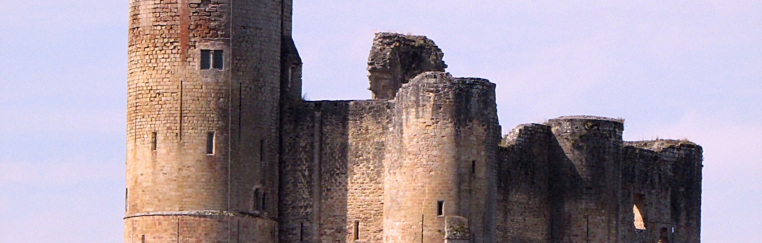 This building is indexed in the Base Mérimée, a database of architectural heritage maintained by the French Ministry of Culture, under the reference PA00094081 .