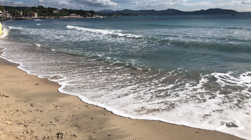 Contrarily to most French resort towns, La Ciotat is not snobbish and posh. A simple family town. It’s half way in between Marseille and Toulon airports.