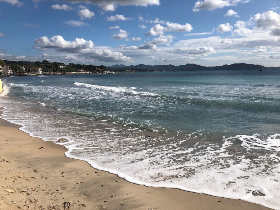 Contrarily to most French resort towns, La Ciotat is not snobbish and posh. A simple family town. It’s half way in between Marseille and Toulon airports.