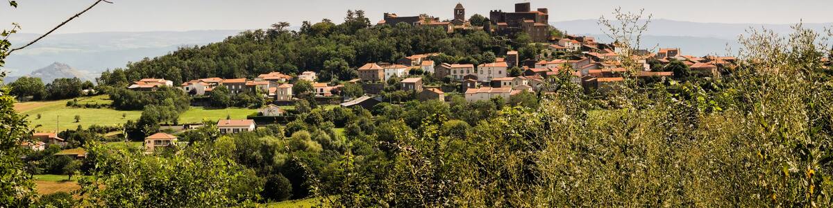 Châlus, commune française située dans le Puy-de-Dôme, en région Auvergne-Rhône-Alpes, France