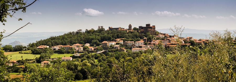 Châlus, commune française située dans le Puy-de-Dôme, en région Auvergne-Rhône-Alpes, France
